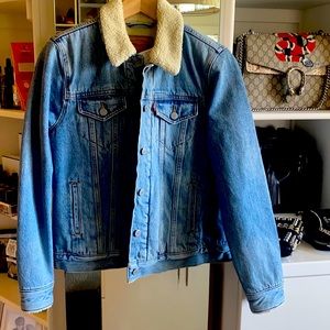 NWT Levi’s Sherpa lined denim jacket S